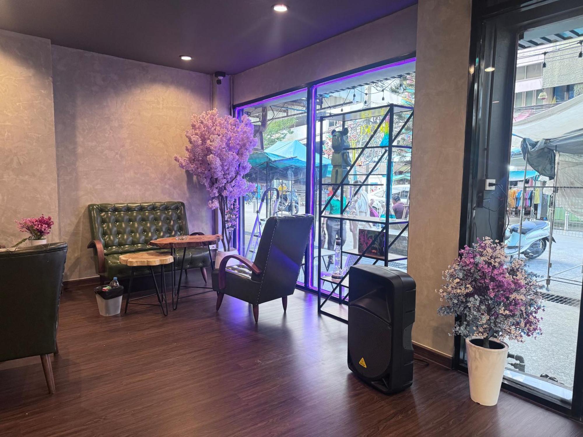 Bud Brew Beyond Dispensary And Hotel Bangkok Exteriör bild