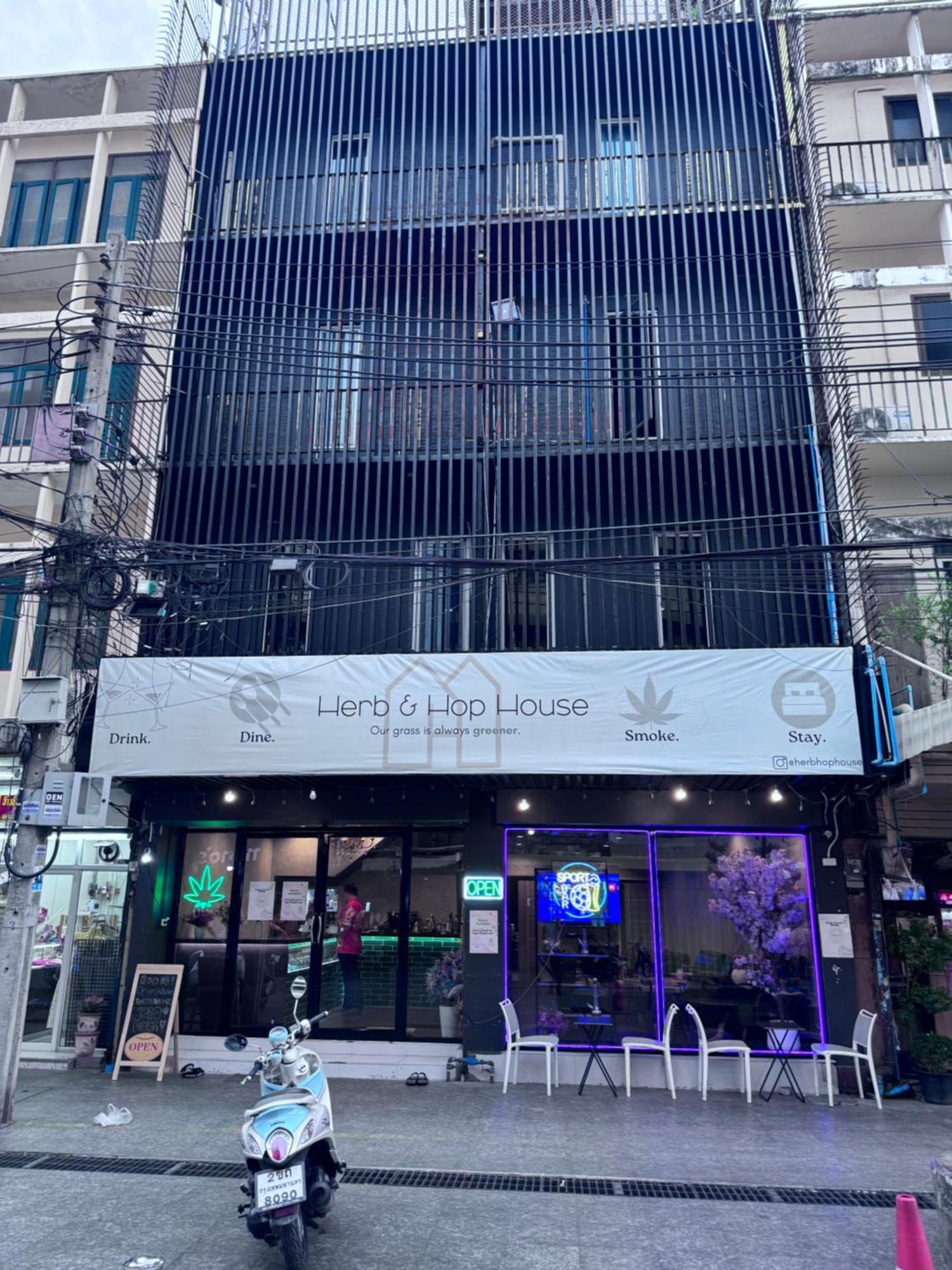 Bud Brew Beyond Dispensary And Hotel Bangkok Exteriör bild