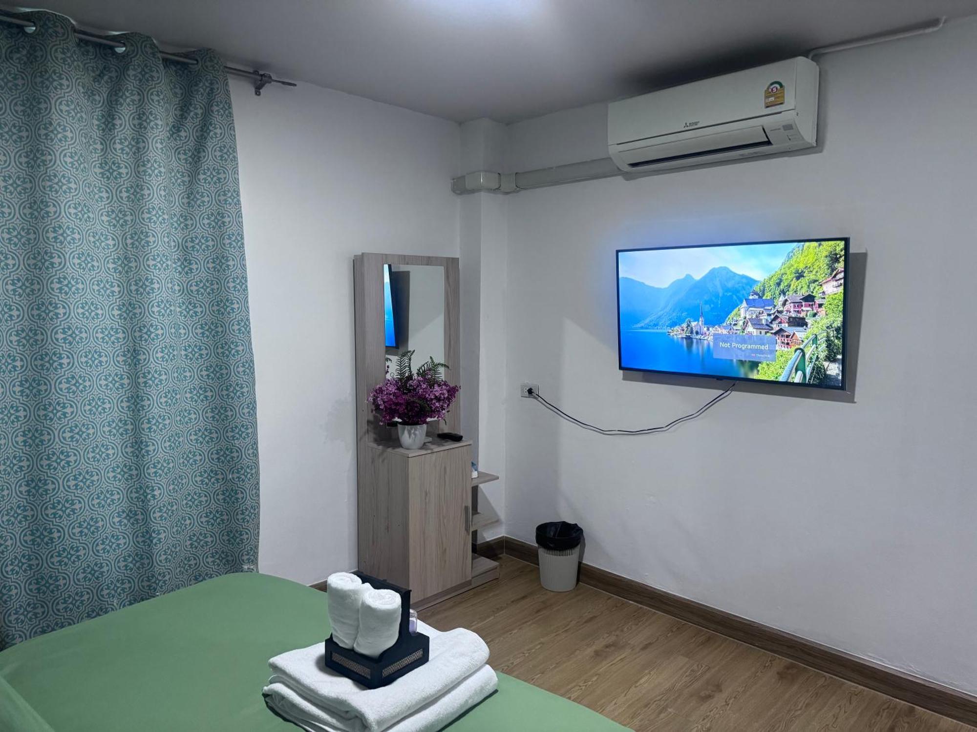 Bud Brew Beyond Dispensary And Hotel Bangkok Exteriör bild