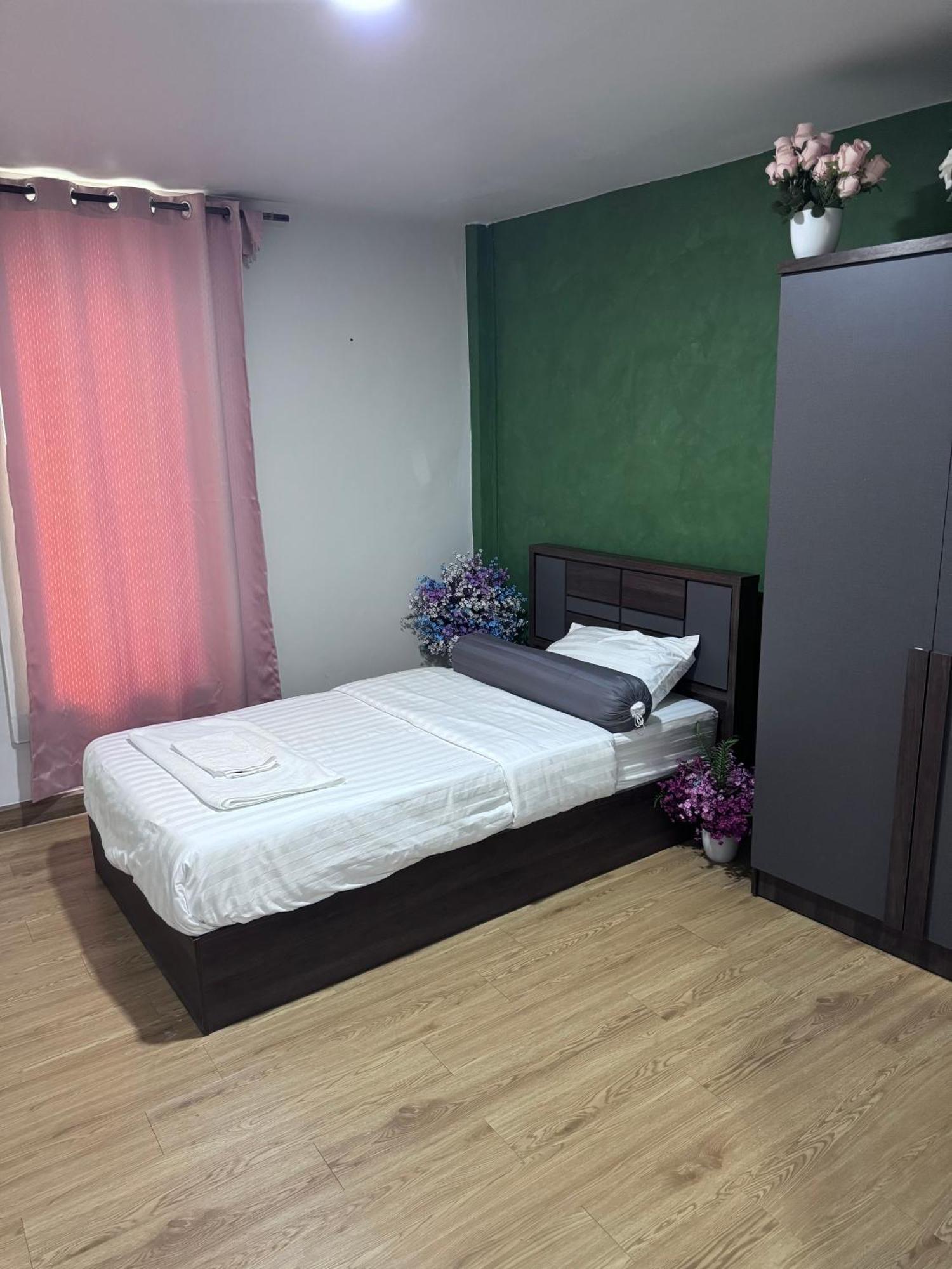 Bud Brew Beyond Dispensary And Hotel Bangkok Exteriör bild