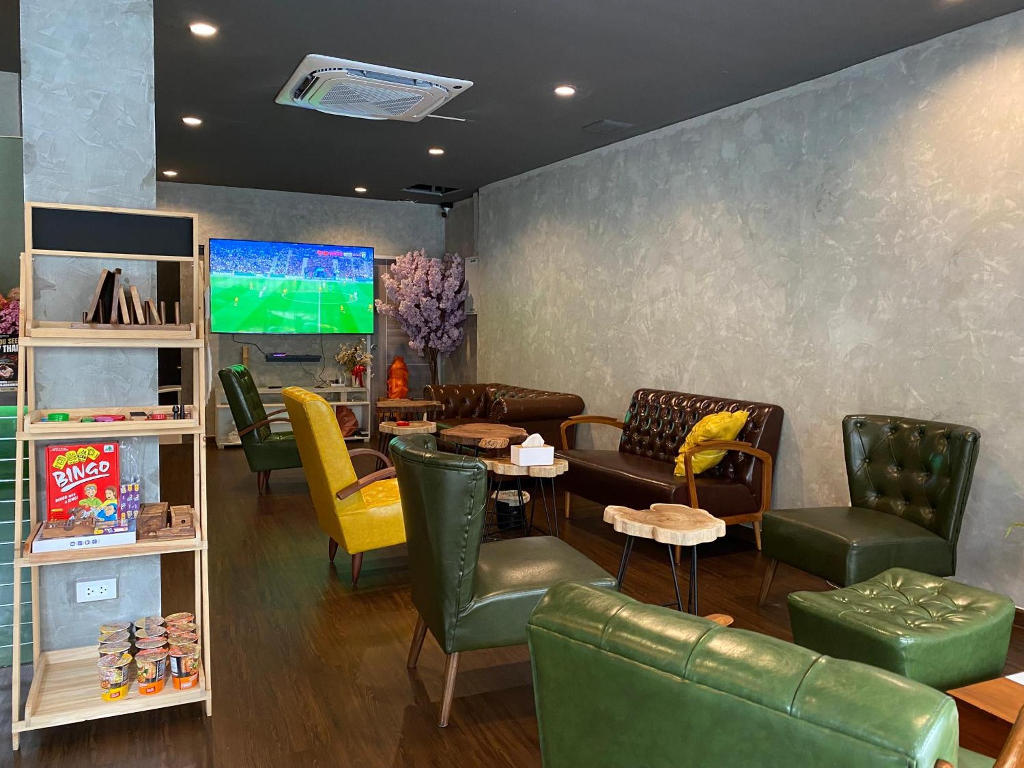 Bud Brew Beyond Dispensary And Hotel Bangkok Exteriör bild