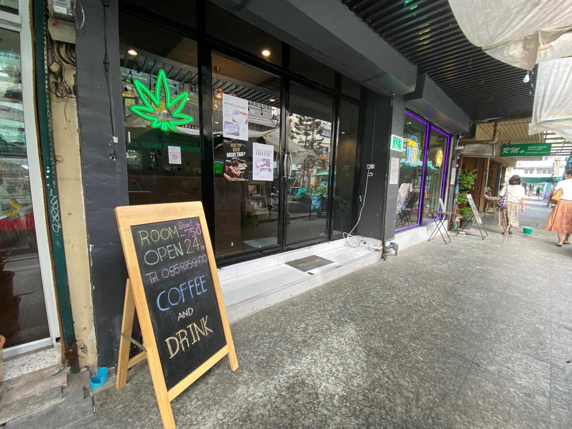 Bud Brew Beyond Dispensary And Hotel Bangkok Exteriör bild