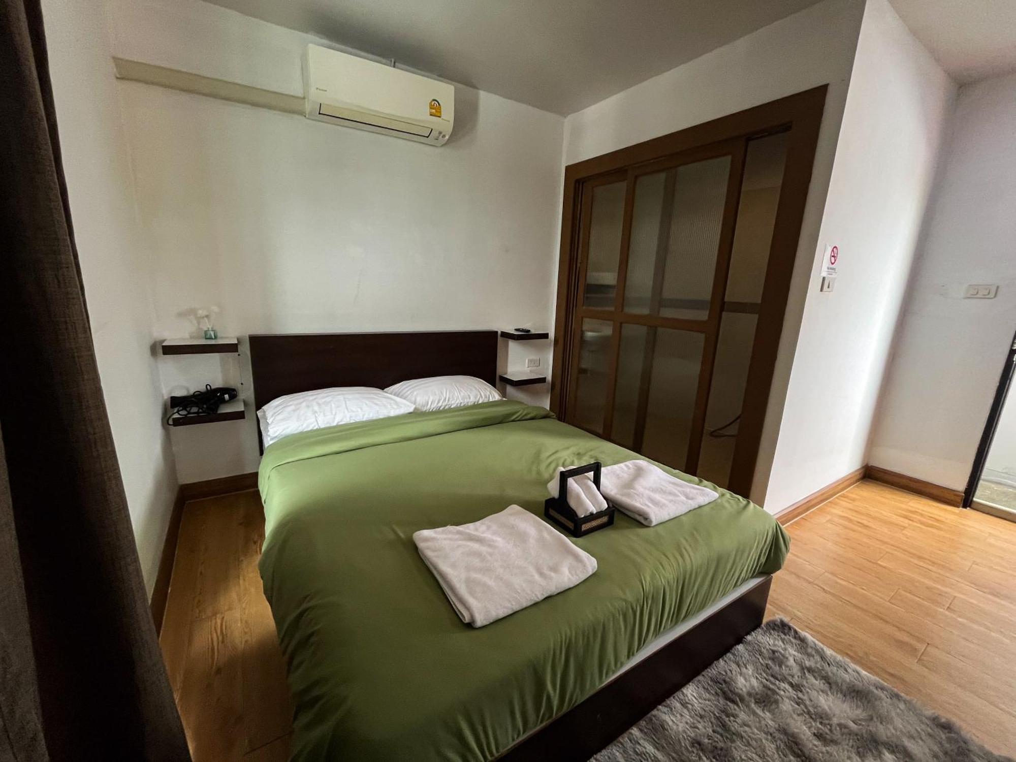 Bud Brew Beyond Dispensary And Hotel Bangkok Exteriör bild