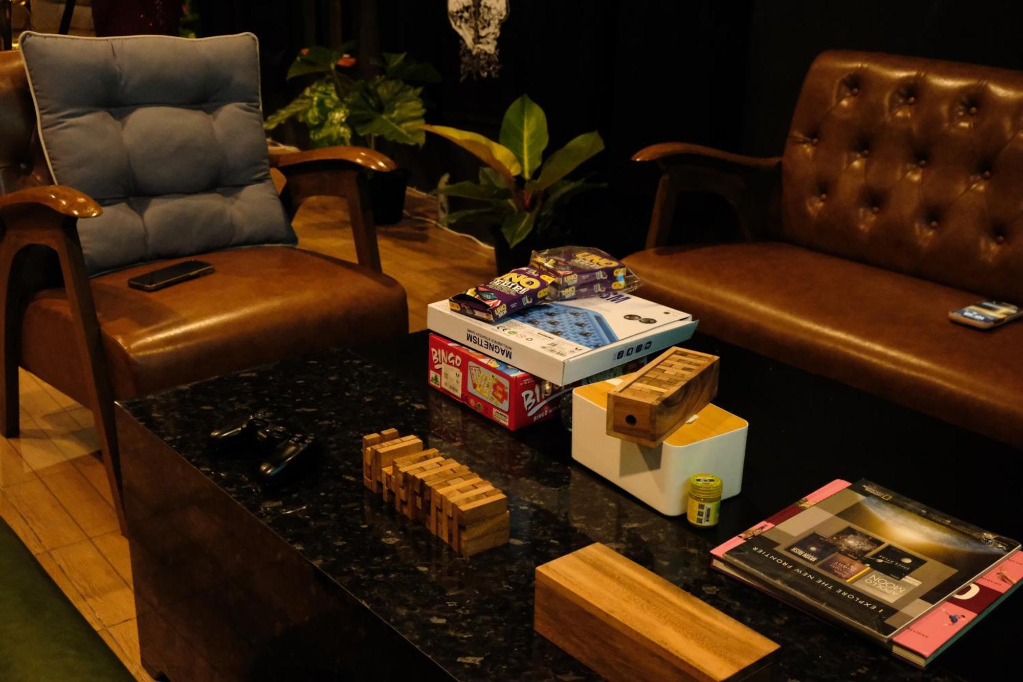 Bud Brew Beyond Dispensary And Hotel Bangkok Exteriör bild