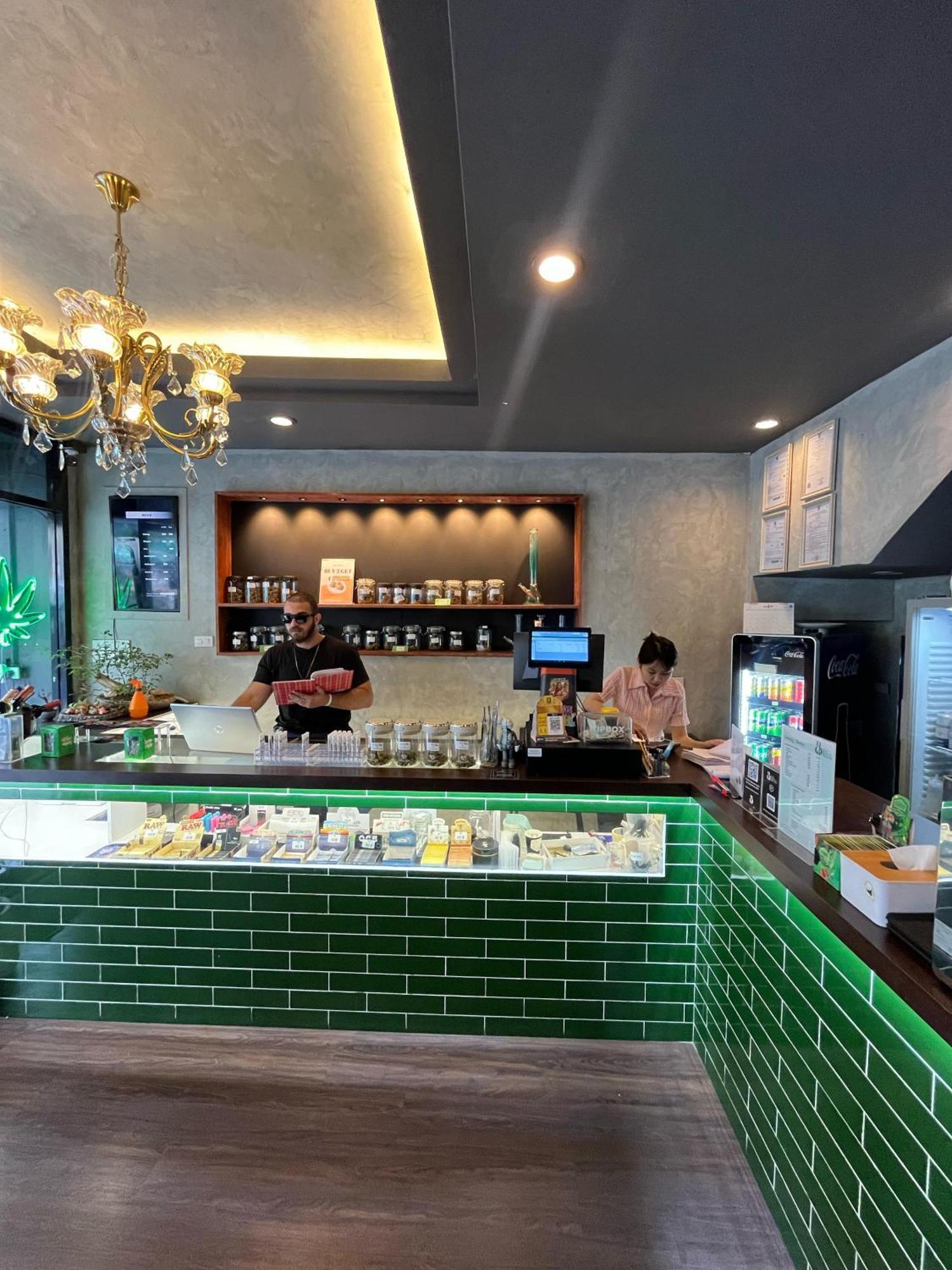 Bud Brew Beyond Dispensary And Hotel Bangkok Exteriör bild