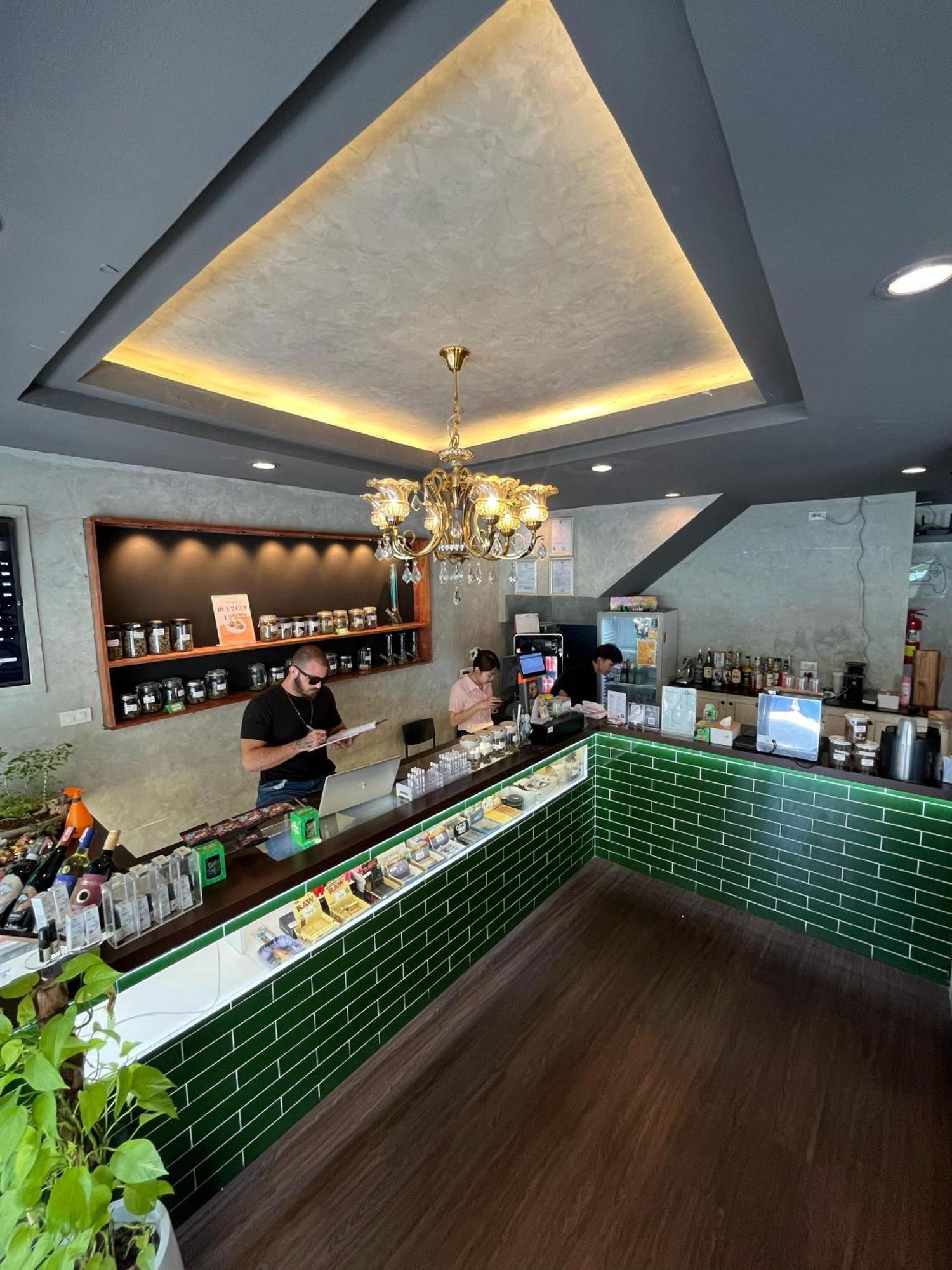 Bud Brew Beyond Dispensary And Hotel Bangkok Exteriör bild