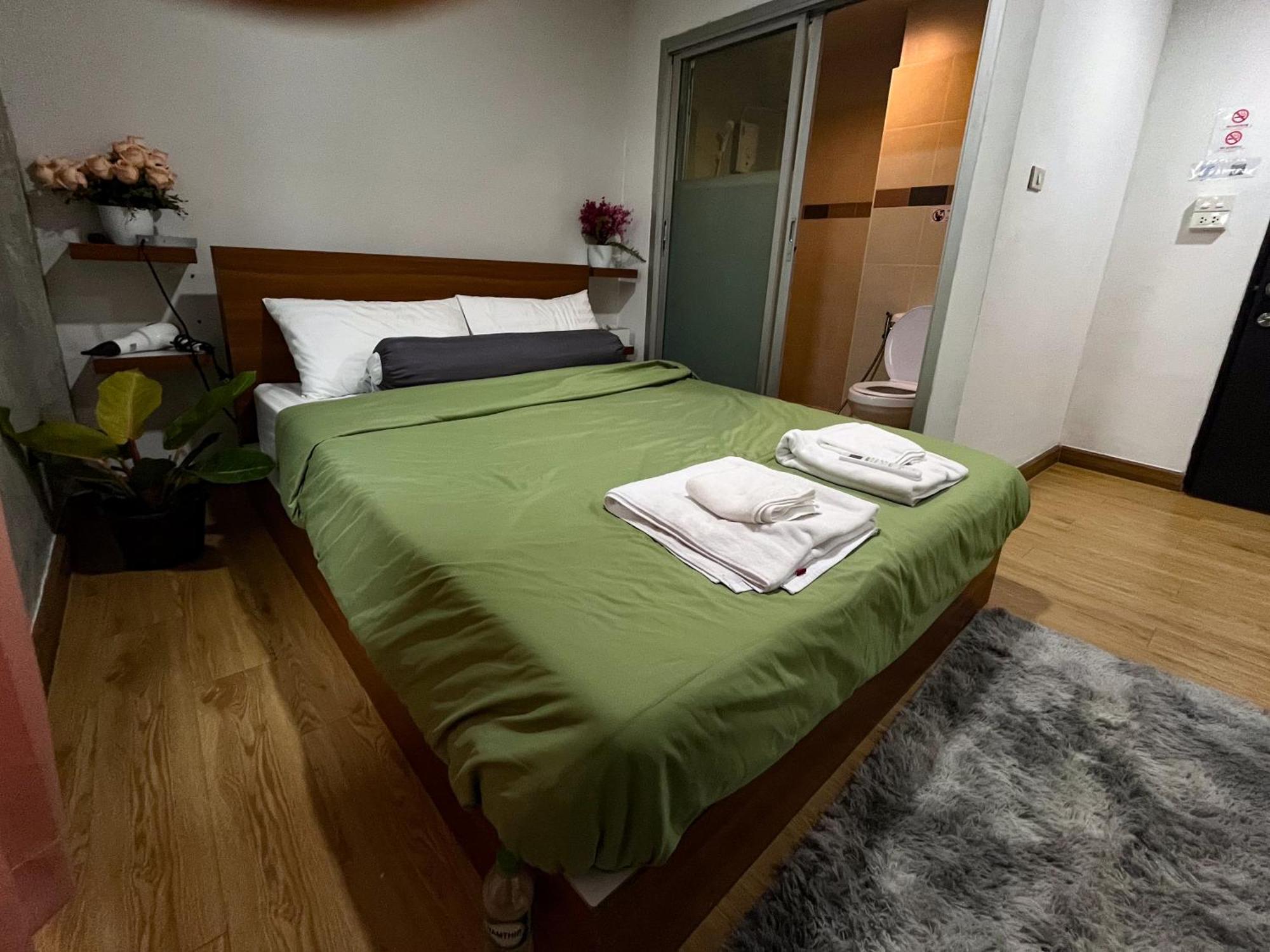 Bud Brew Beyond Dispensary And Hotel Bangkok Exteriör bild